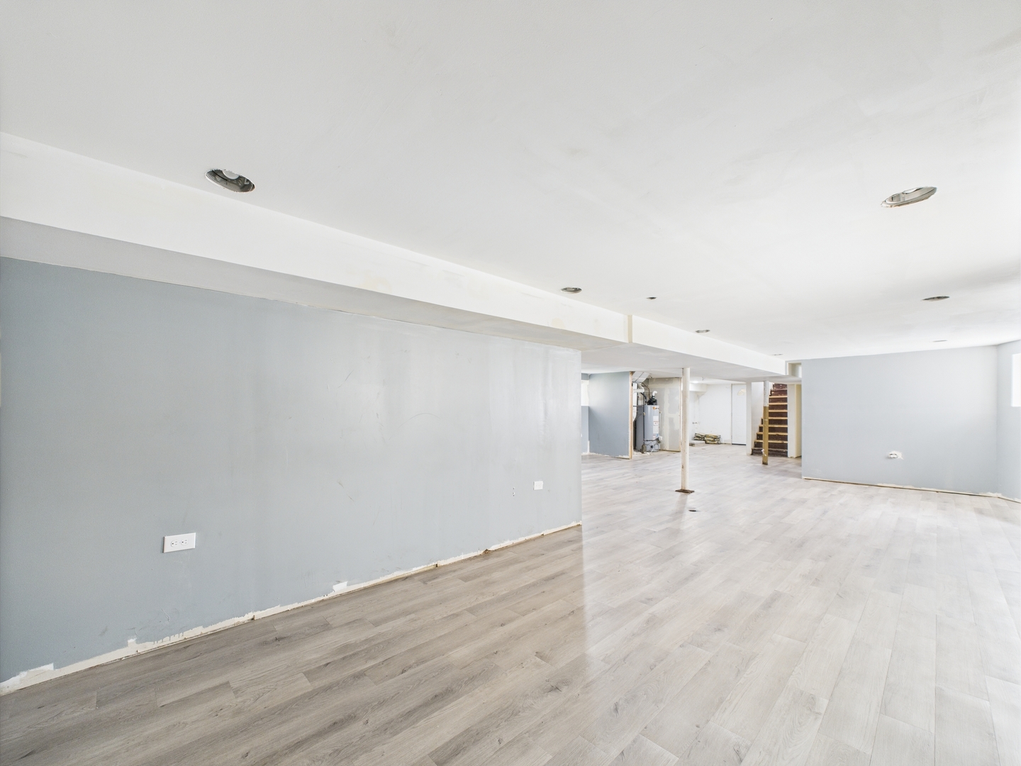 8015 S Paxton Avenue, Chicago, IL 60617