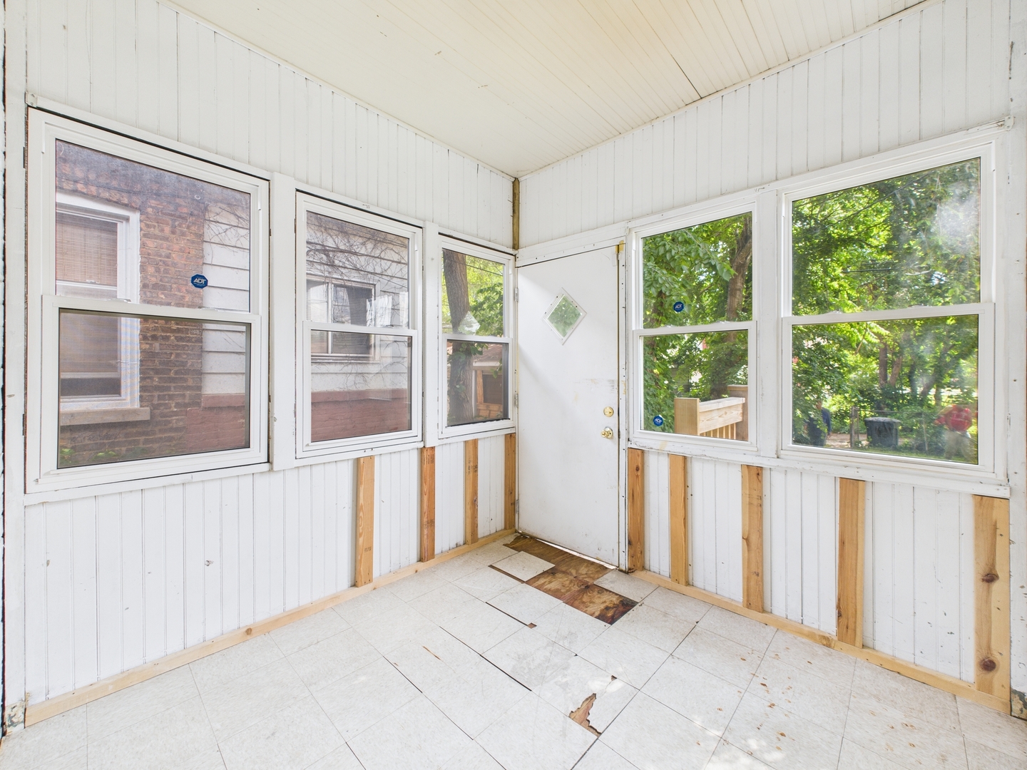 8015 S Paxton Avenue, Chicago, IL 60617