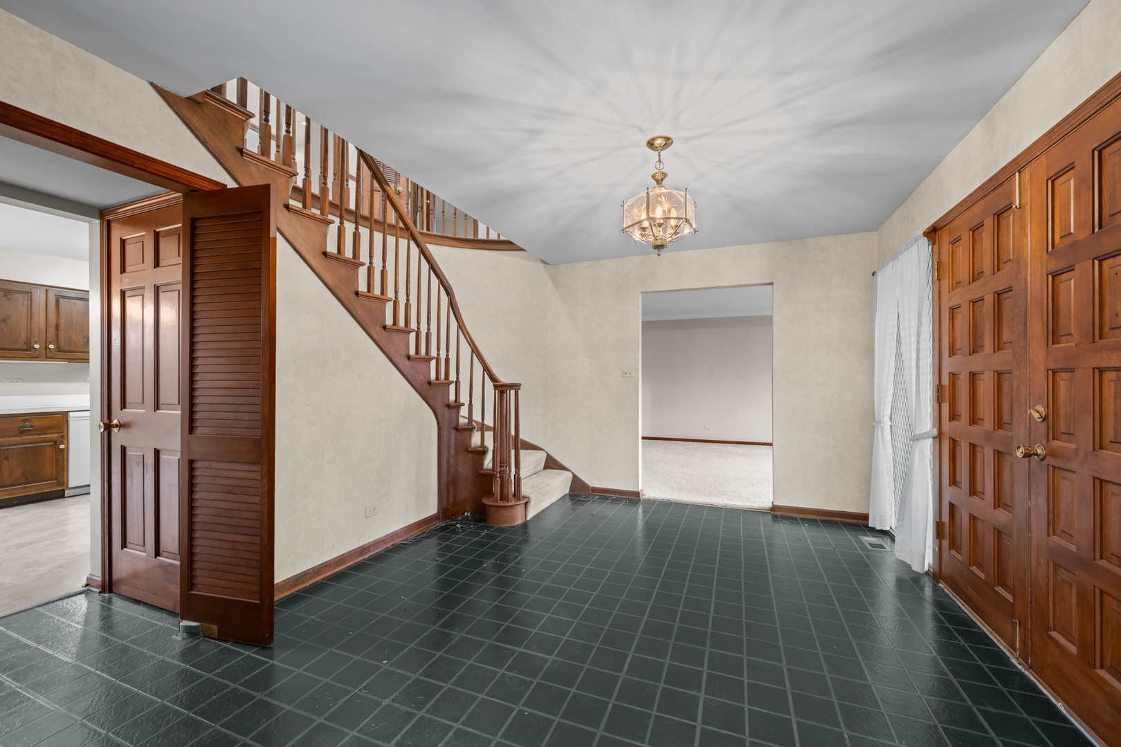 1323 S Kaspar Avenue, Arlington Heights, IL 60005