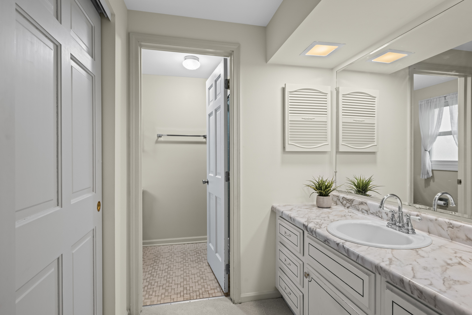 1323 S Kaspar Avenue, Arlington Heights, IL 60005