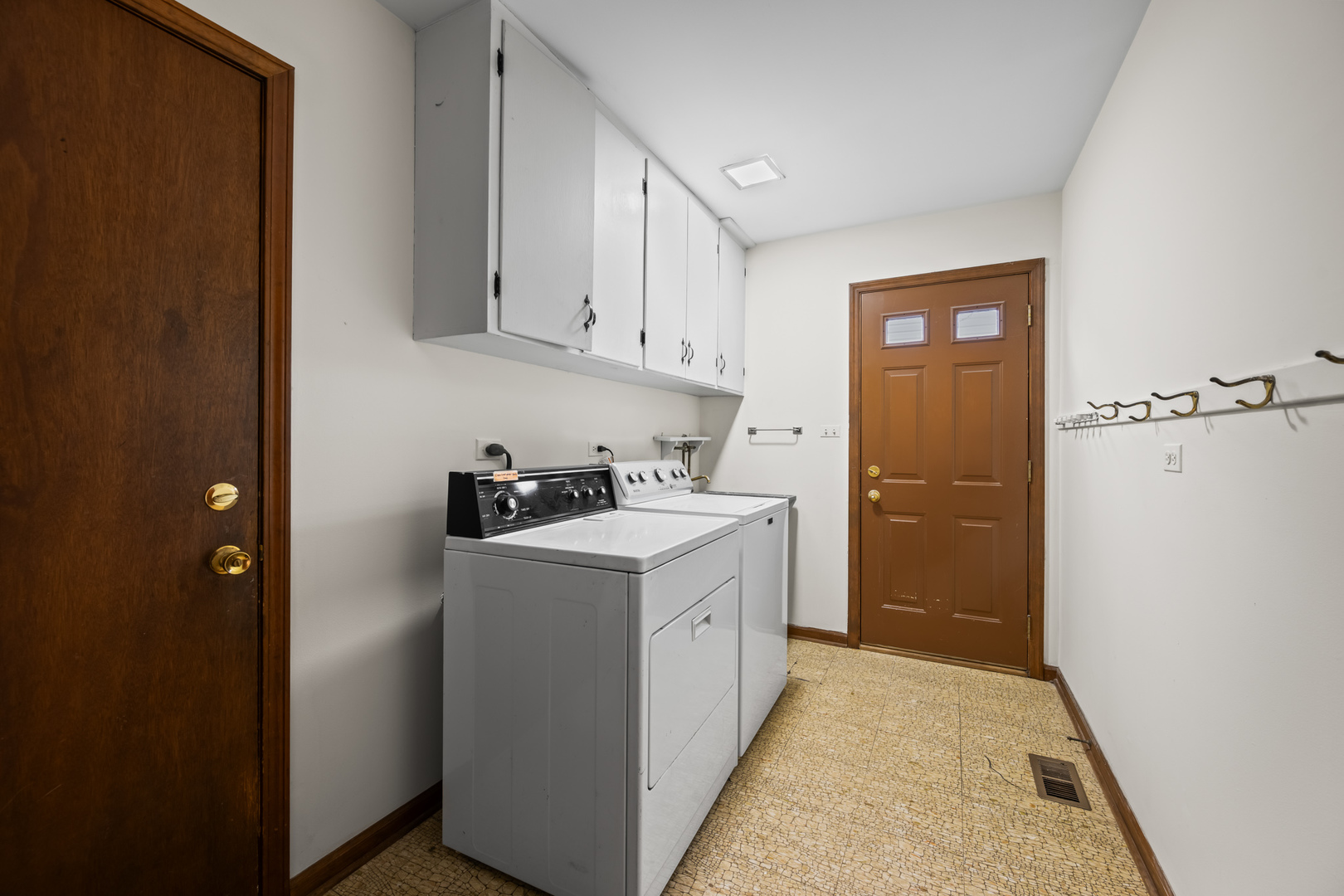 1323 S Kaspar Avenue, Arlington Heights, IL 60005