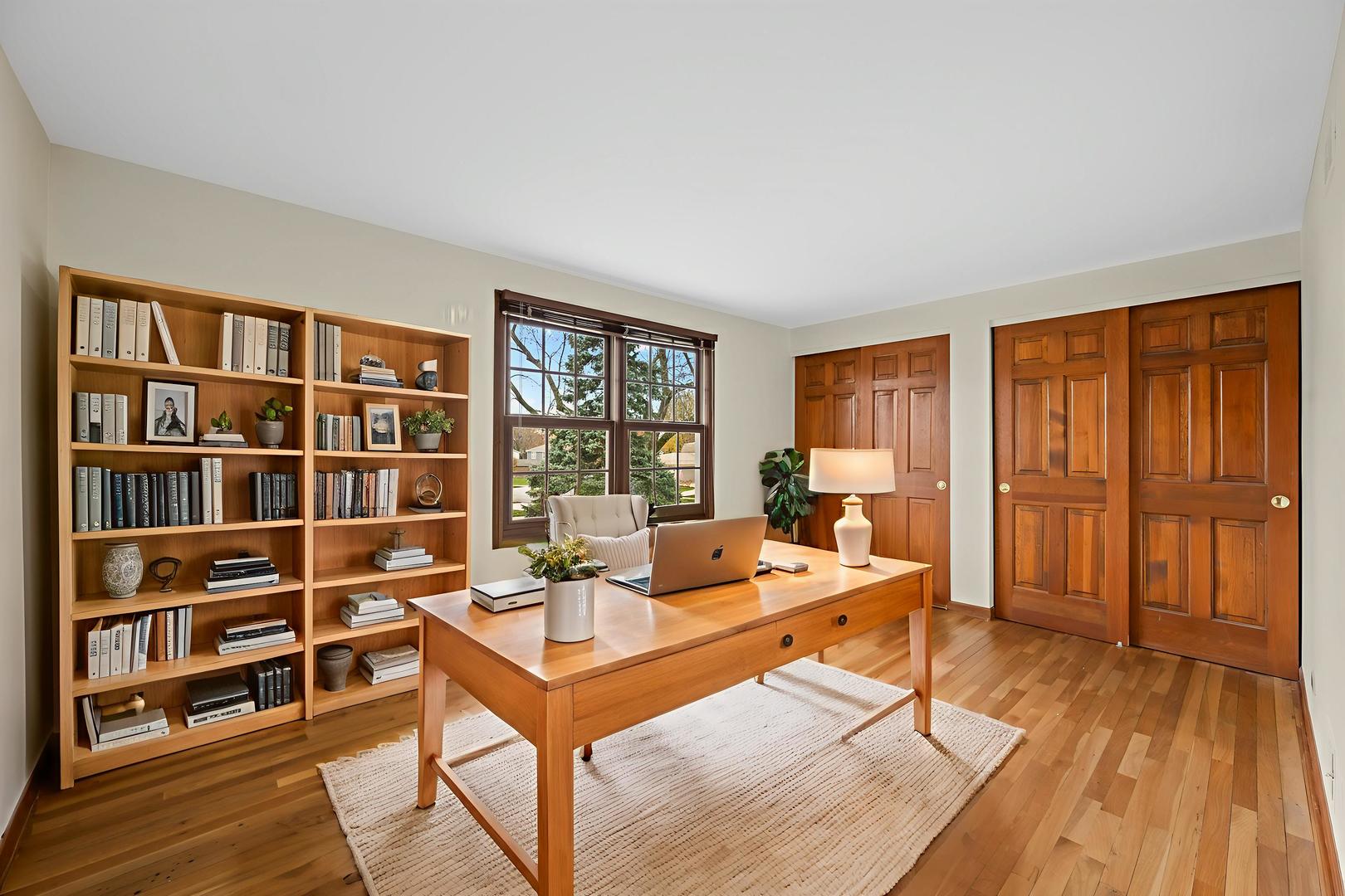 1323 S Kaspar Avenue, Arlington Heights, IL 60005