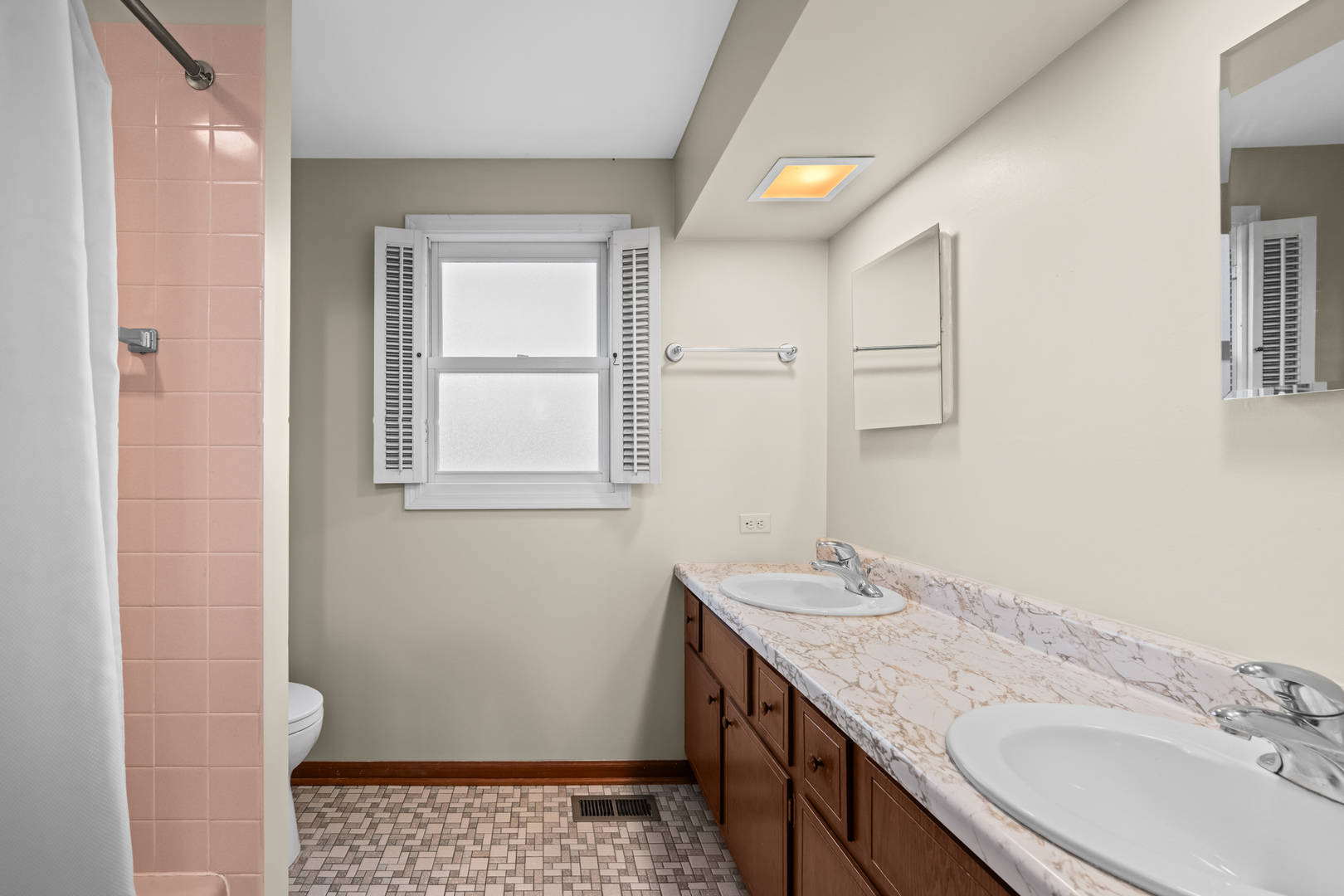 1323 S Kaspar Avenue, Arlington Heights, IL 60005