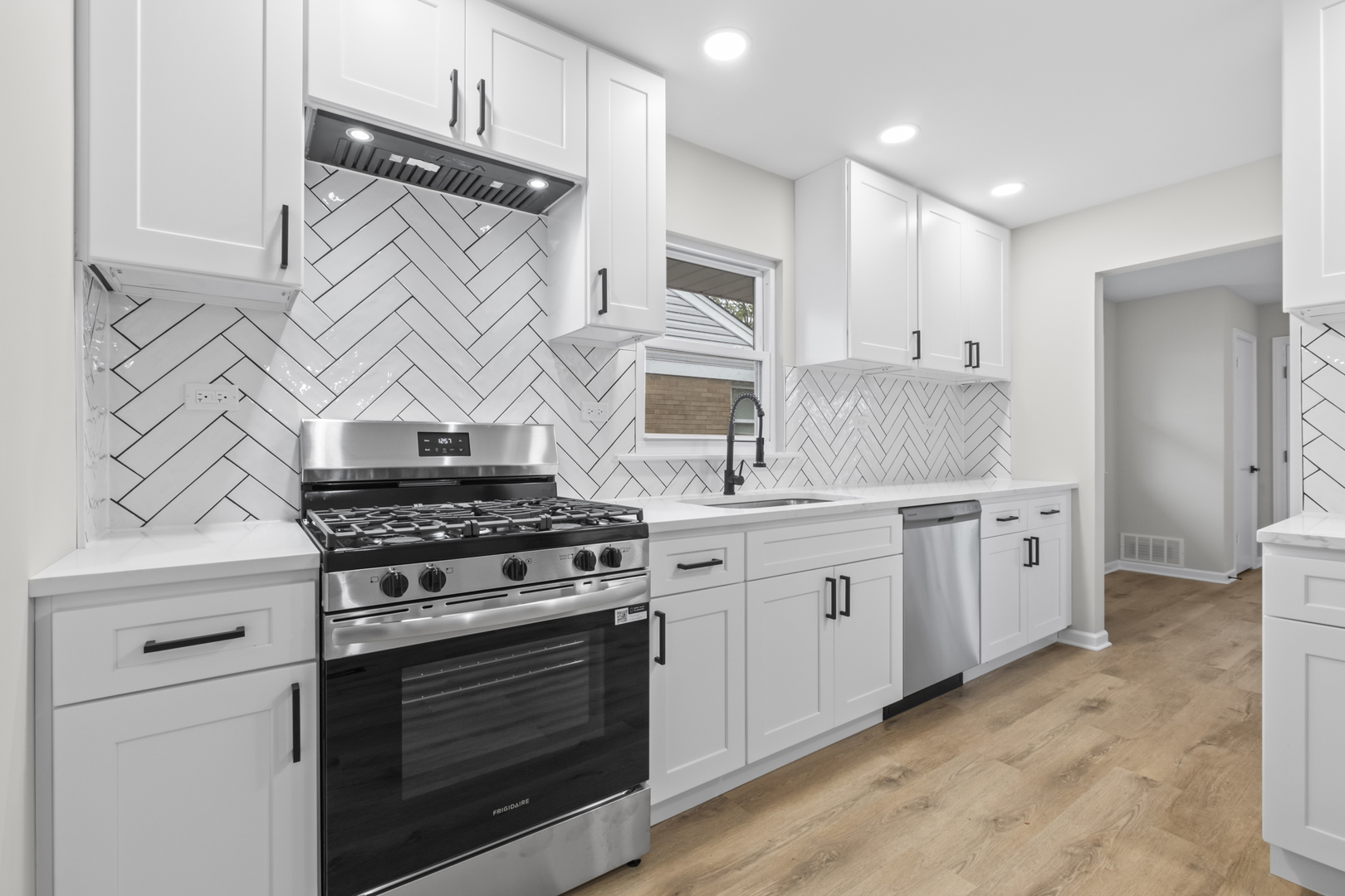 773 E Lincoln Avenue, Des Plaines, IL 60018