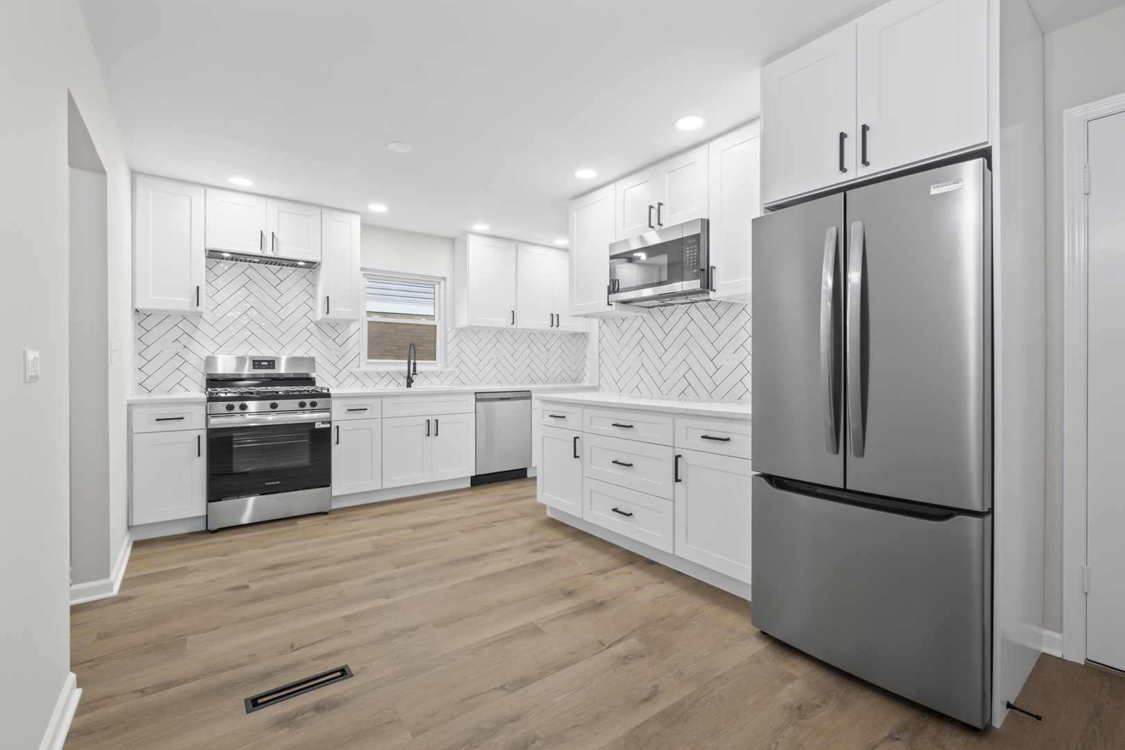 773 E Lincoln Avenue, Des Plaines, IL 60018
