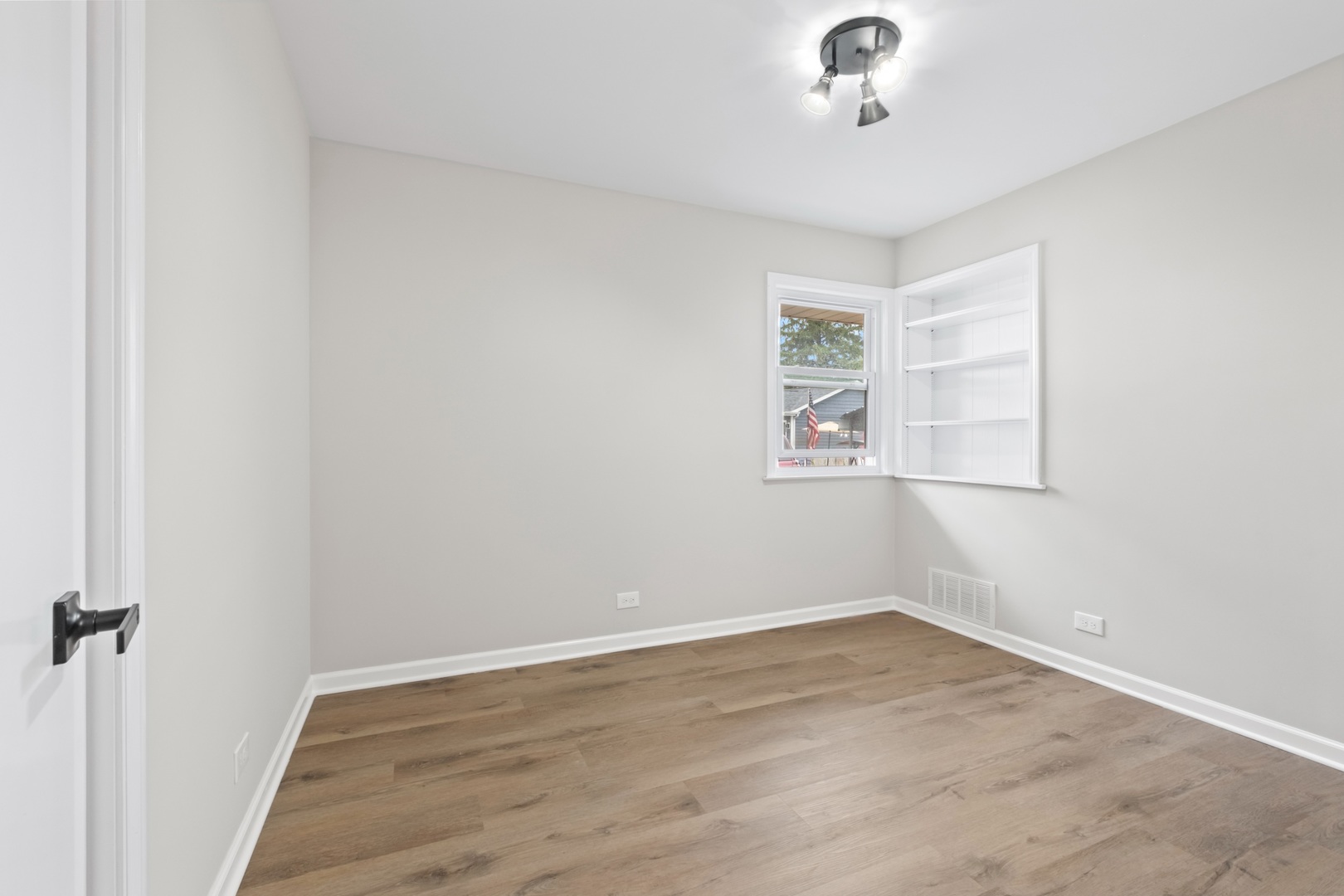 773 E Lincoln Avenue, Des Plaines, IL 60018