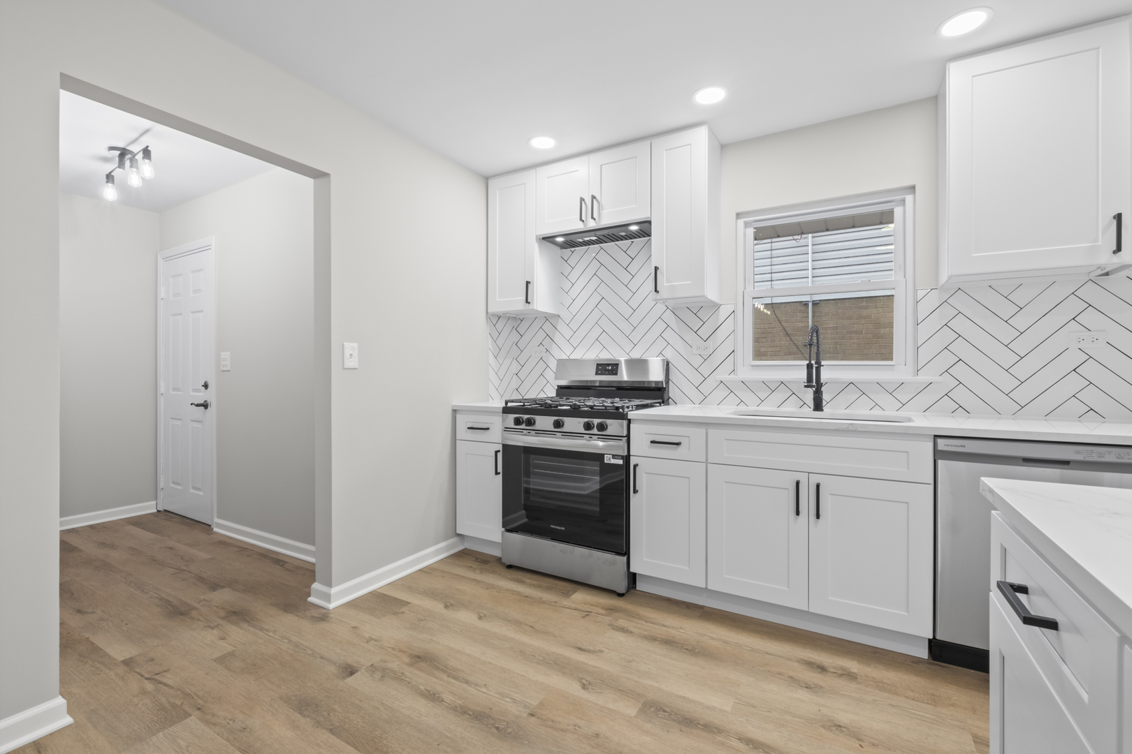 773 E Lincoln Avenue, Des Plaines, IL 60018