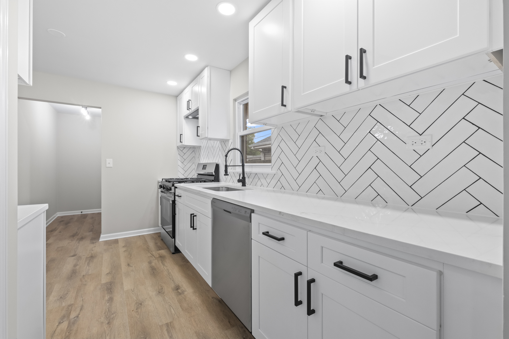 773 E Lincoln Avenue, Des Plaines, IL 60018