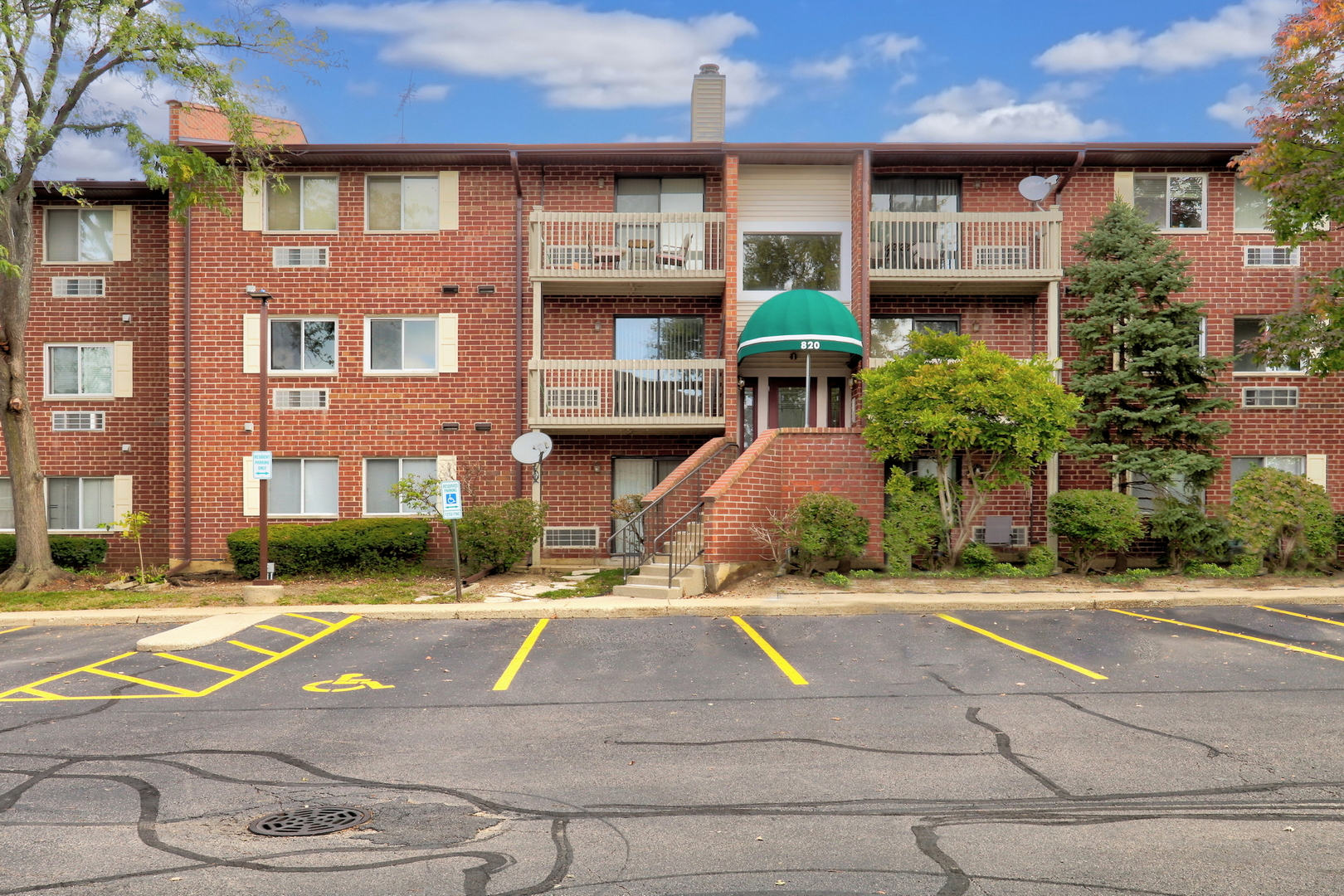 820 N Lakeside Drive #2D, Vernon Hills, IL 60061