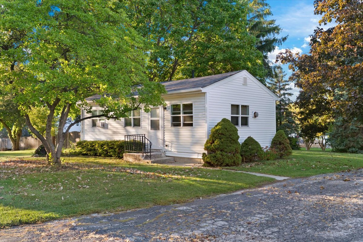 116 E Monaville Road, Lake Villa, IL 60046
