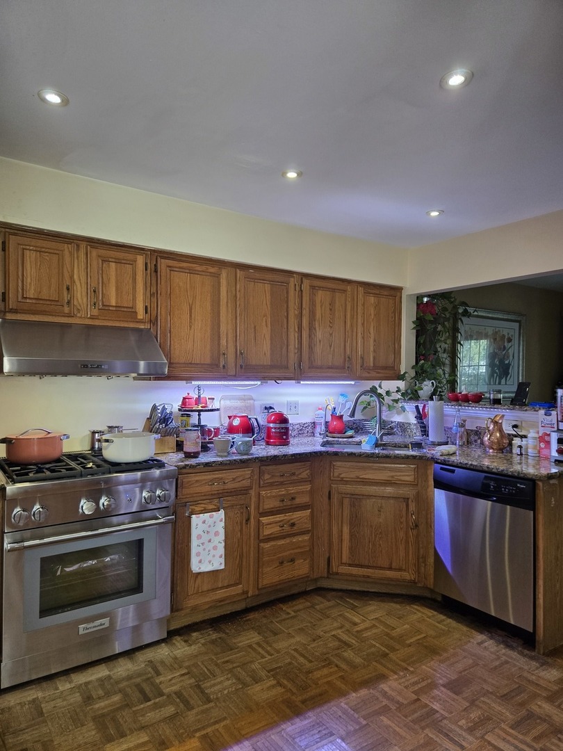 716 Clover Hill Court, Elk Grove Village, IL 60007