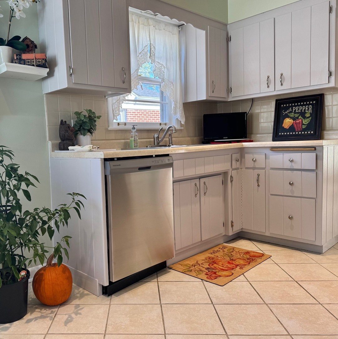 1440 S 4th Avenue, Des Plaines, IL 60018