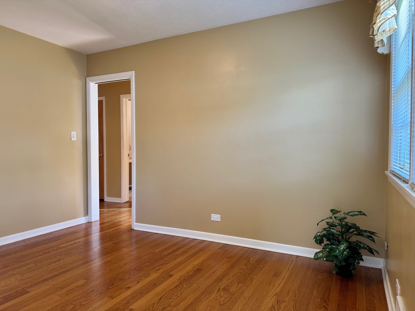 1440 S 4th Avenue, Des Plaines, IL 60018