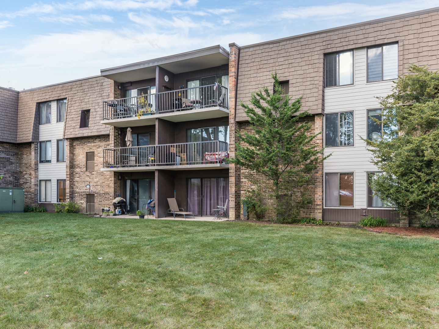 907 S Williams Street #212, Westmont, IL 60559