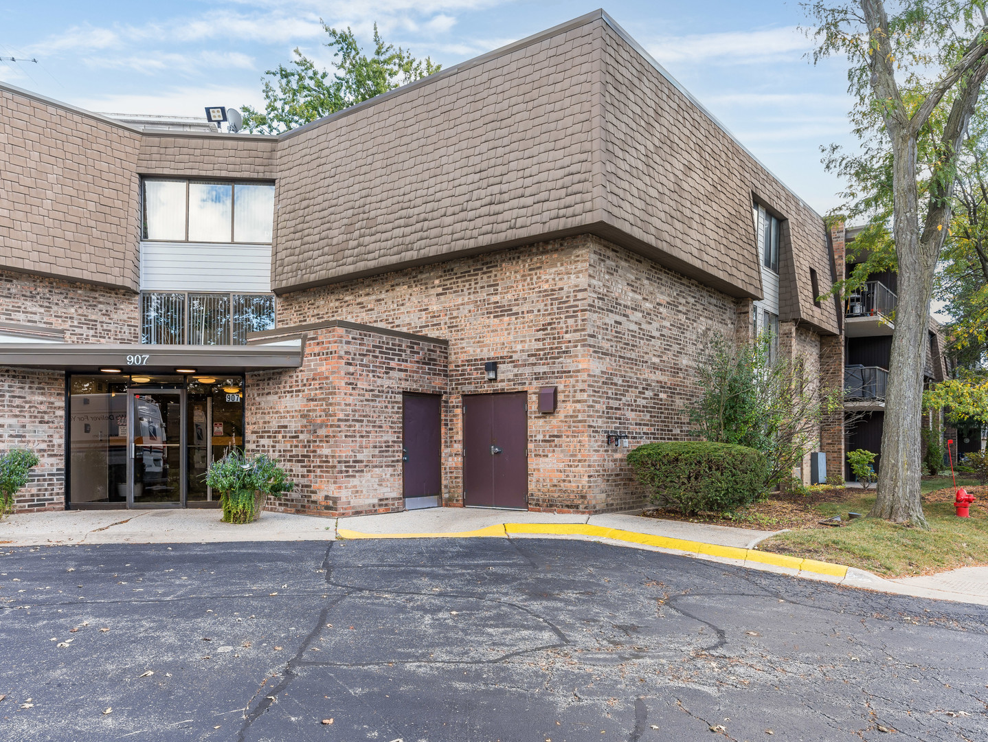 907 S Williams Street #212, Westmont, IL 60559
