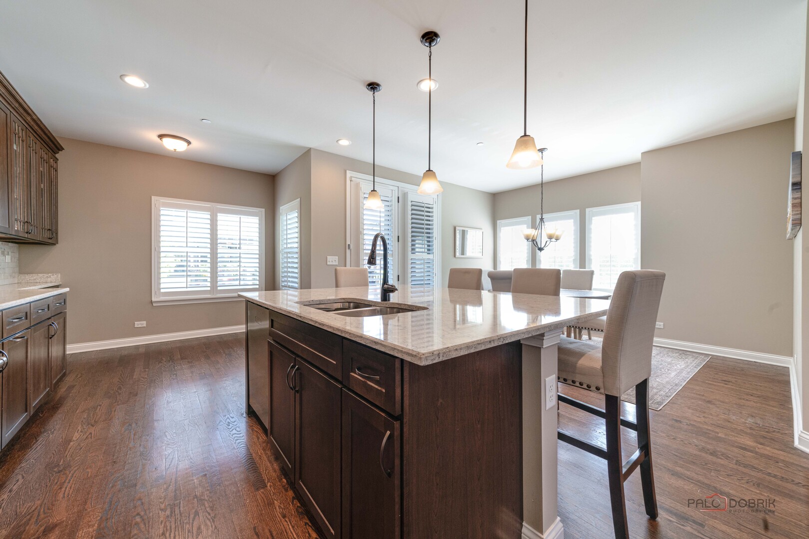 654 Parkside Court, Libertyville, IL 60048