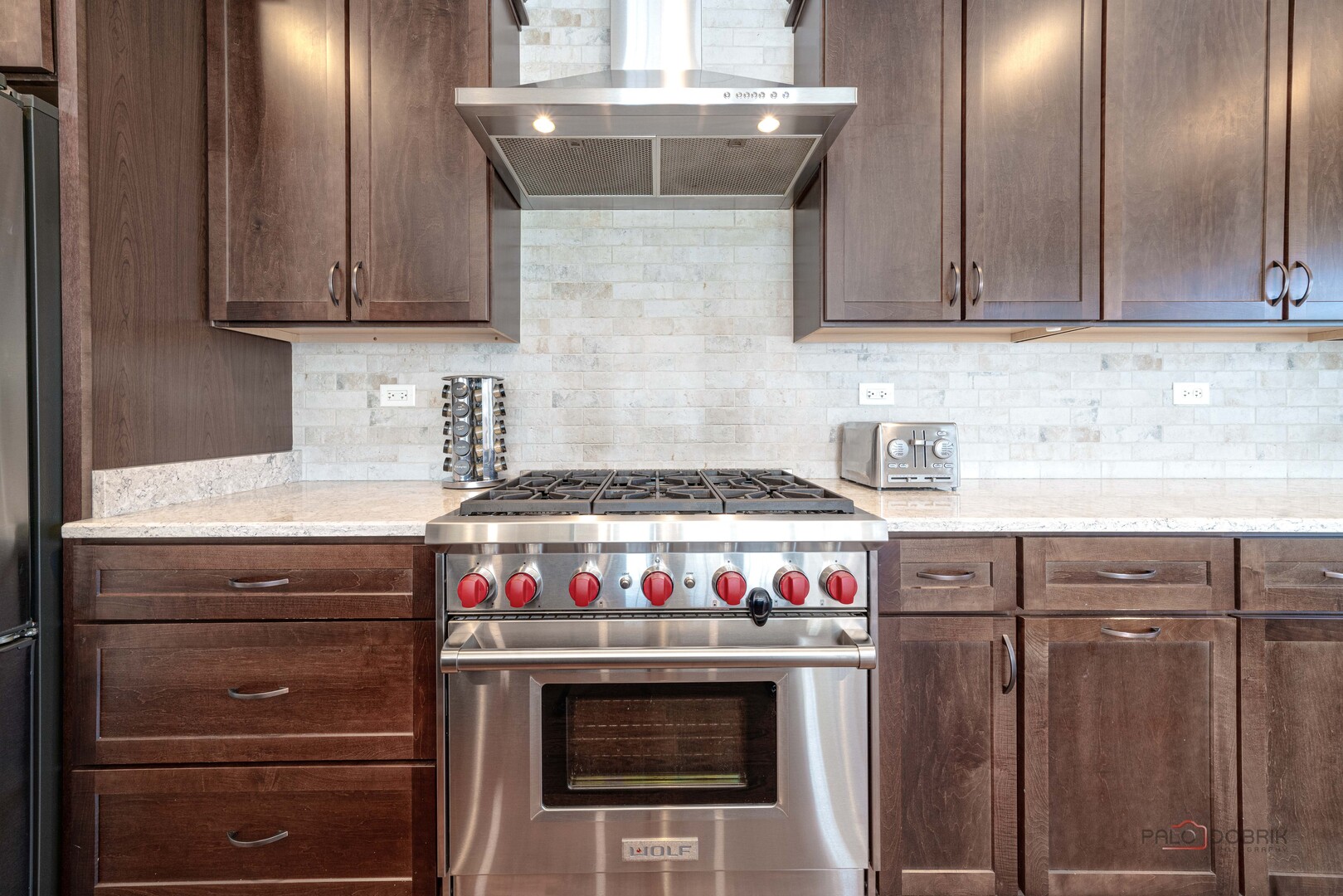 654 Parkside Court, Libertyville, IL 60048