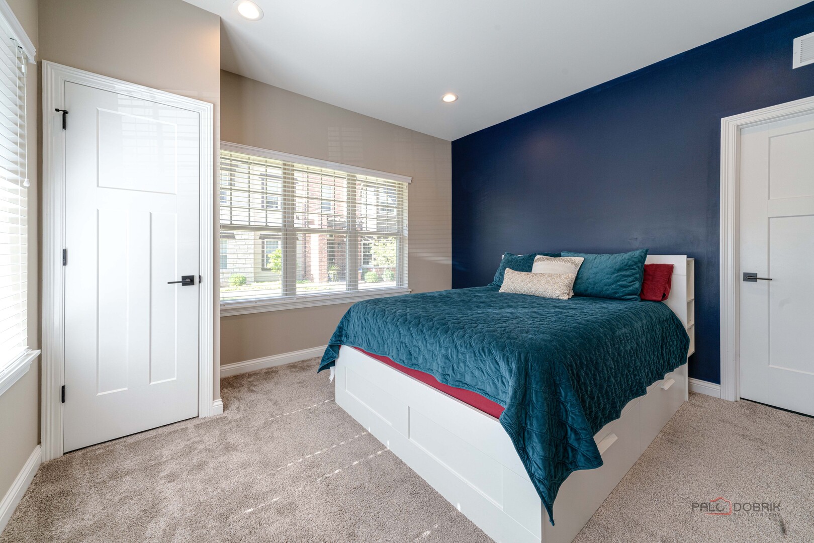 654 Parkside Court, Libertyville, IL 60048