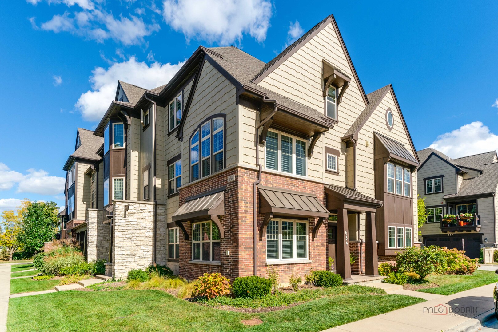 654 Parkside Court, Libertyville, IL 60048
