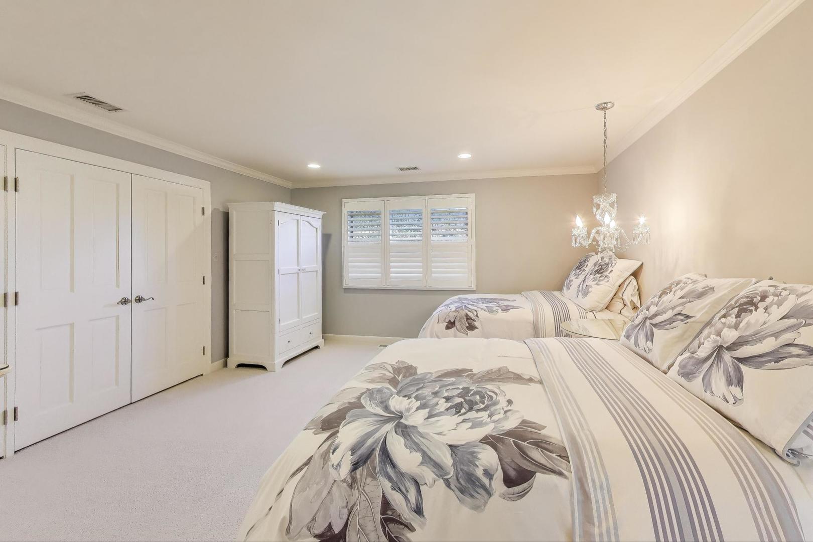 105 Burr Ridge Club Drive, Burr Ridge, IL 60527