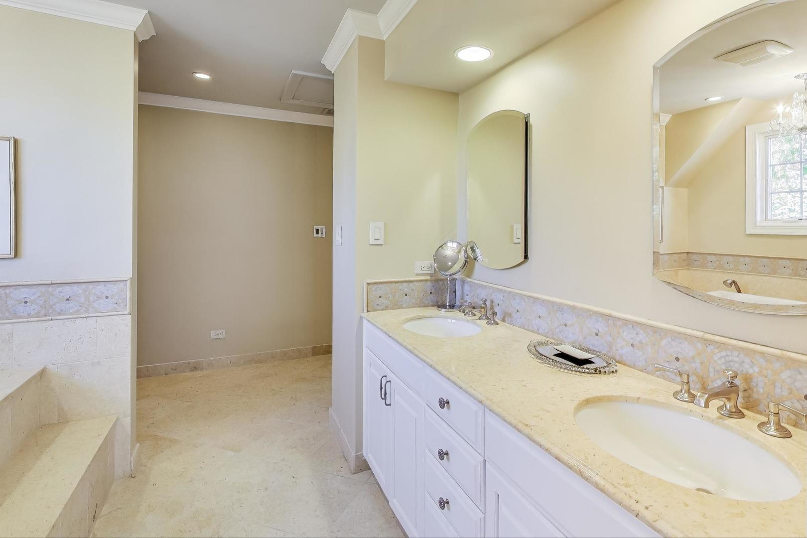 105 Burr Ridge Club Drive, Burr Ridge, IL 60527