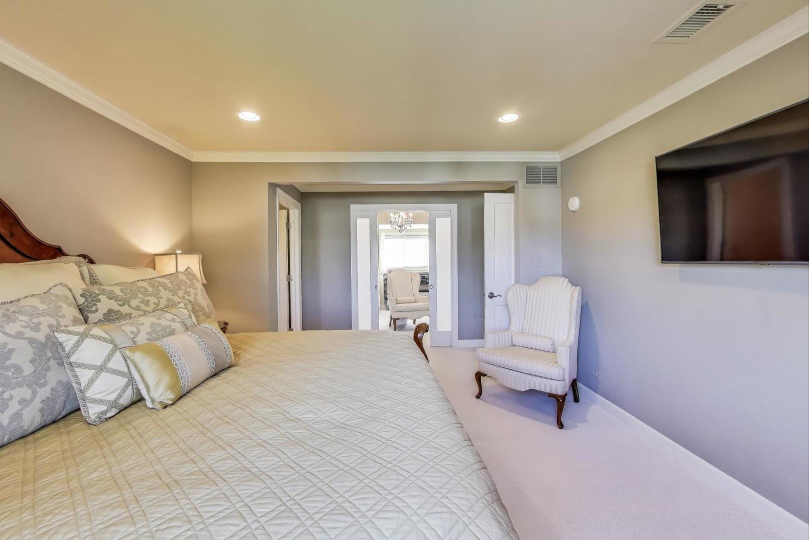 105 Burr Ridge Club Drive, Burr Ridge, IL 60527