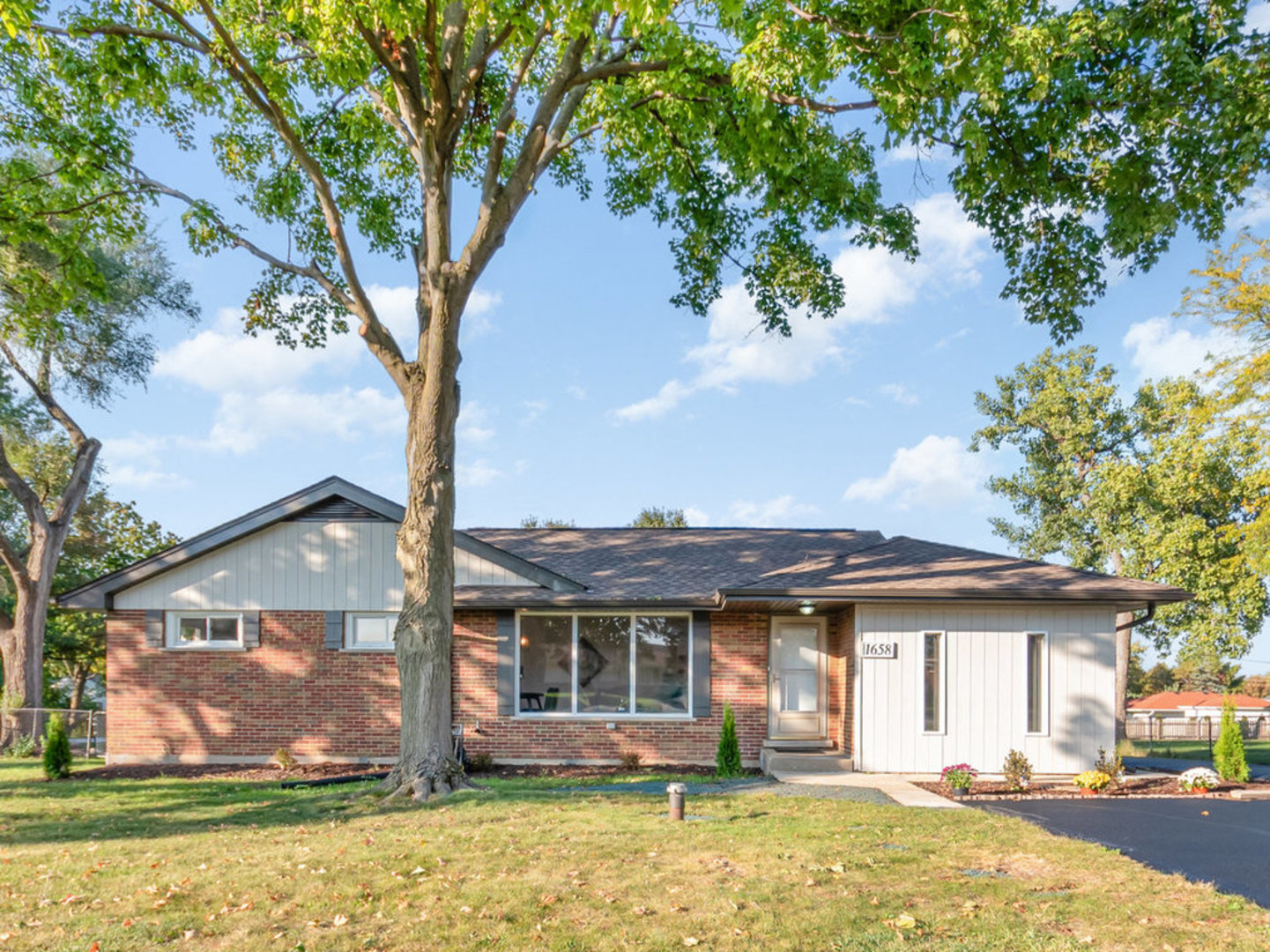 1658 Janet Street, Downers Grove, IL 60515