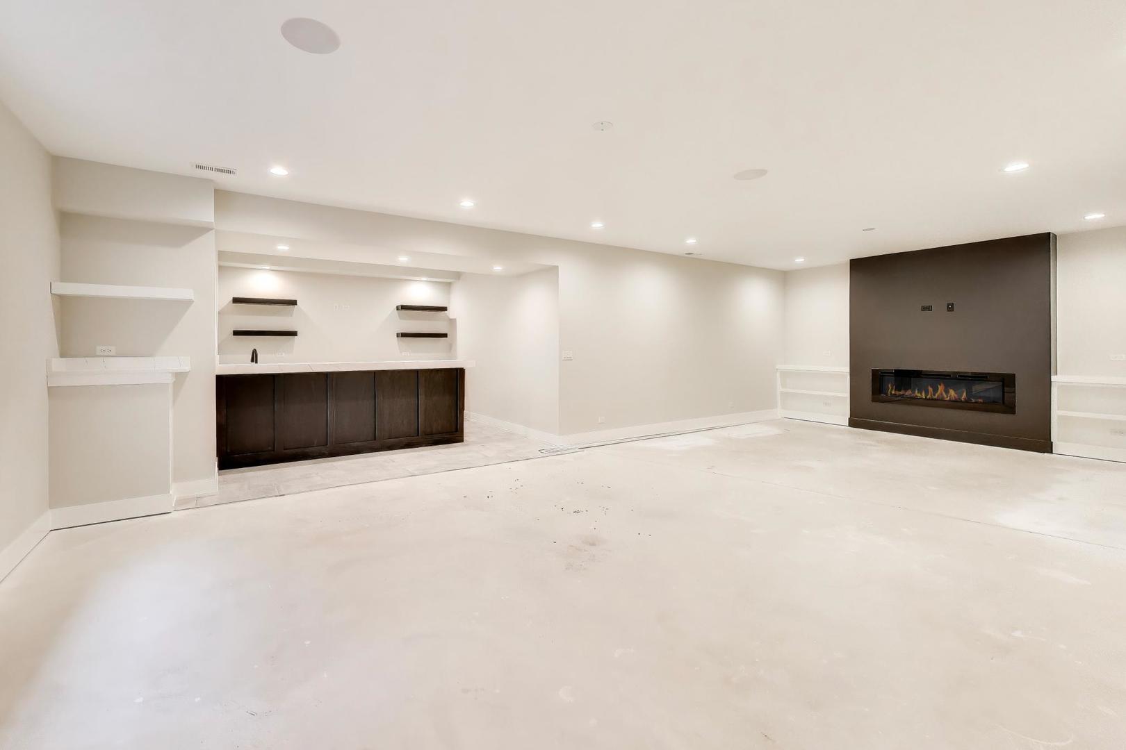 160 E Cayuga Avenue, Elmhurst, IL 60126