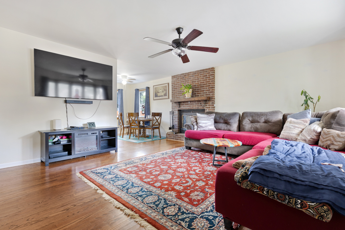 718 W Merle Avenue, Villa Park, IL 60181