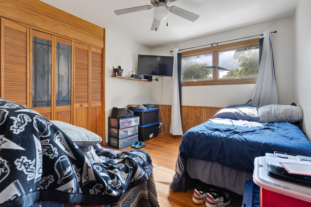 718 W Merle Avenue, Villa Park, IL 60181