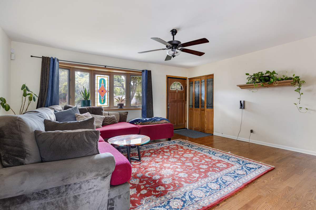 718 W Merle Avenue, Villa Park, IL 60181