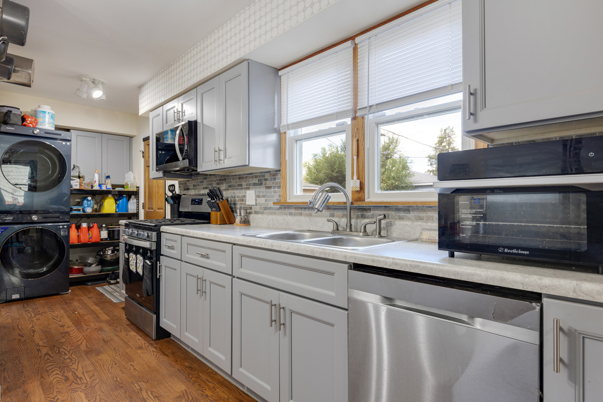 718 W Merle Avenue, Villa Park, IL 60181