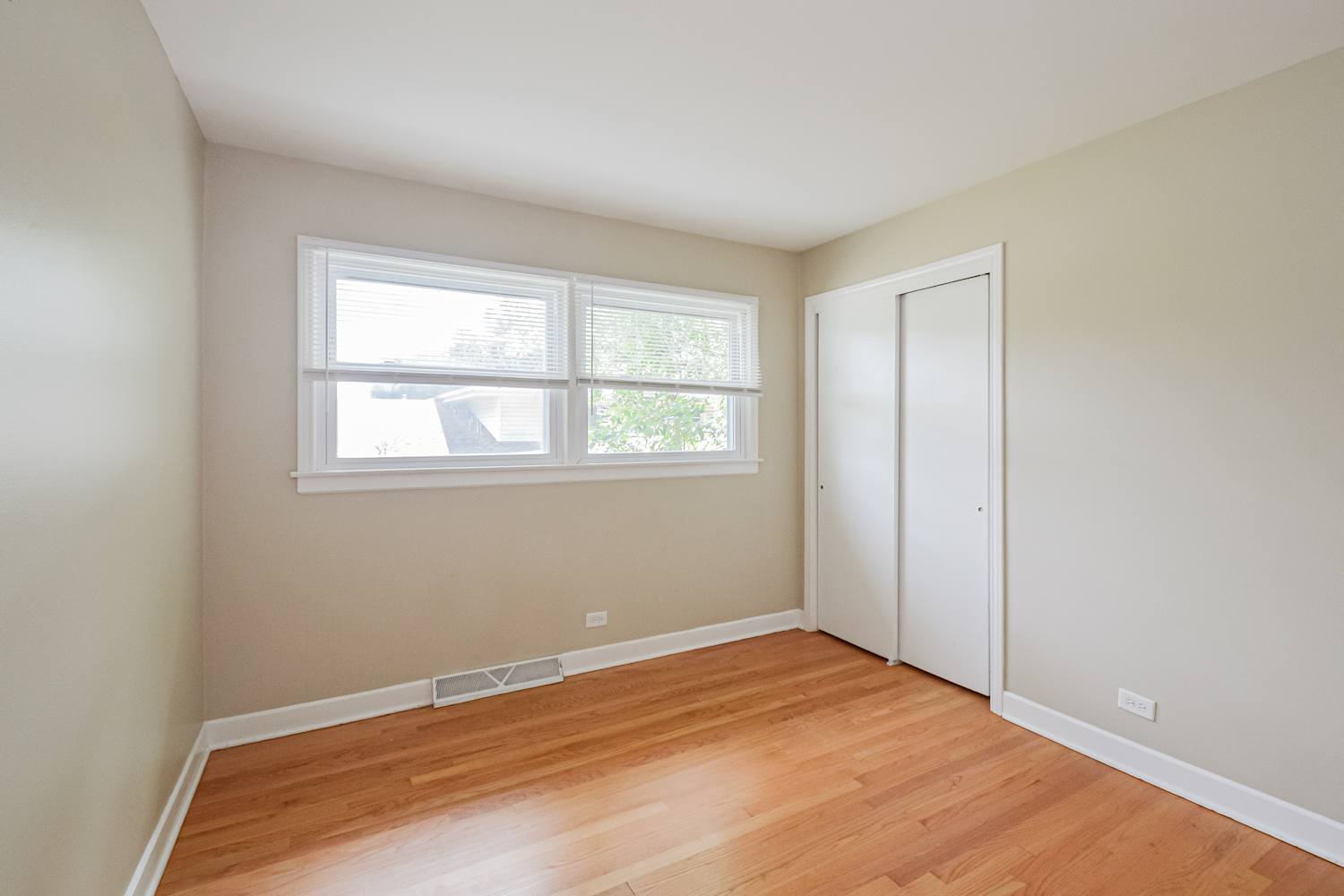 418 S Kennicott Avenue, Arlington Heights, IL 60005
