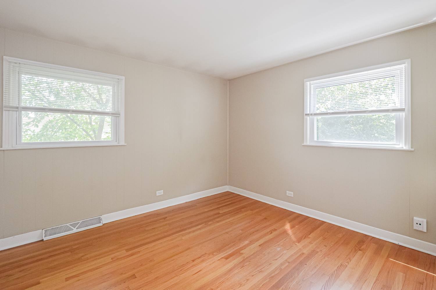 418 S Kennicott Avenue, Arlington Heights, IL 60005