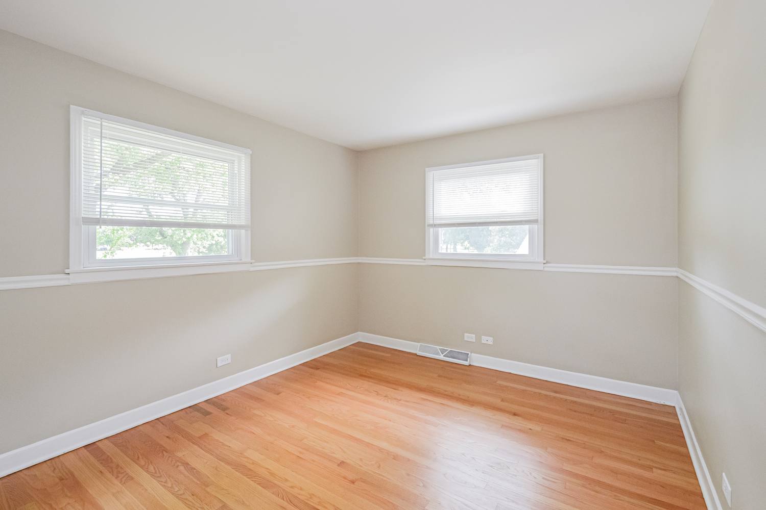 418 S Kennicott Avenue, Arlington Heights, IL 60005