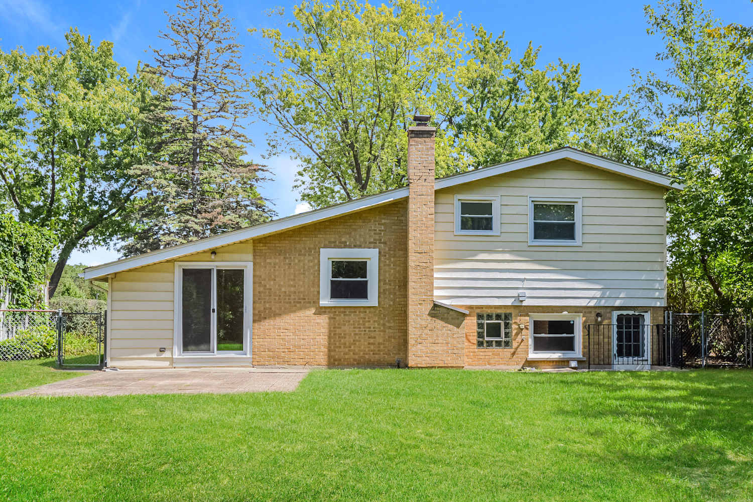 418 S Kennicott Avenue, Arlington Heights, IL 60005
