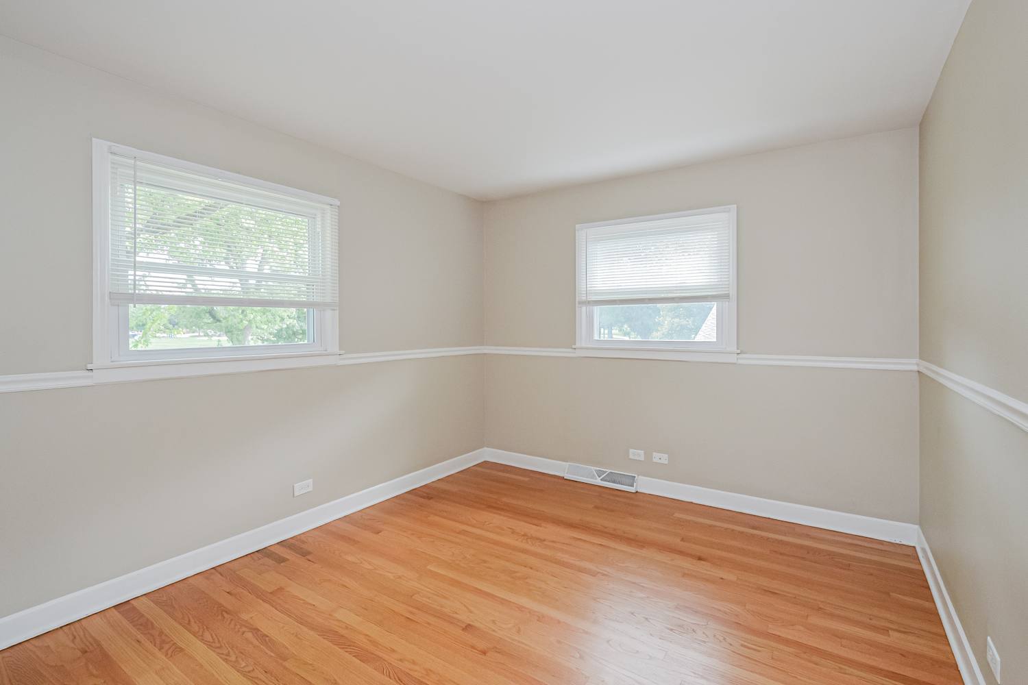 418 S Kennicott Avenue, Arlington Heights, IL 60005
