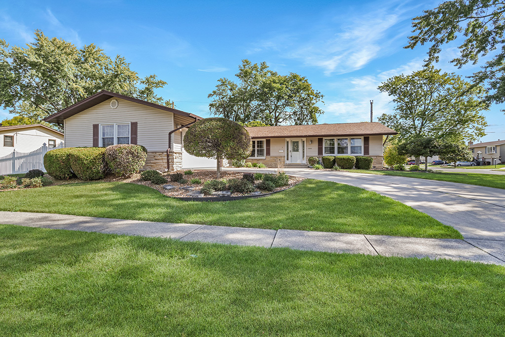 6066 Forestview Drive, Oak Forest, IL 60452