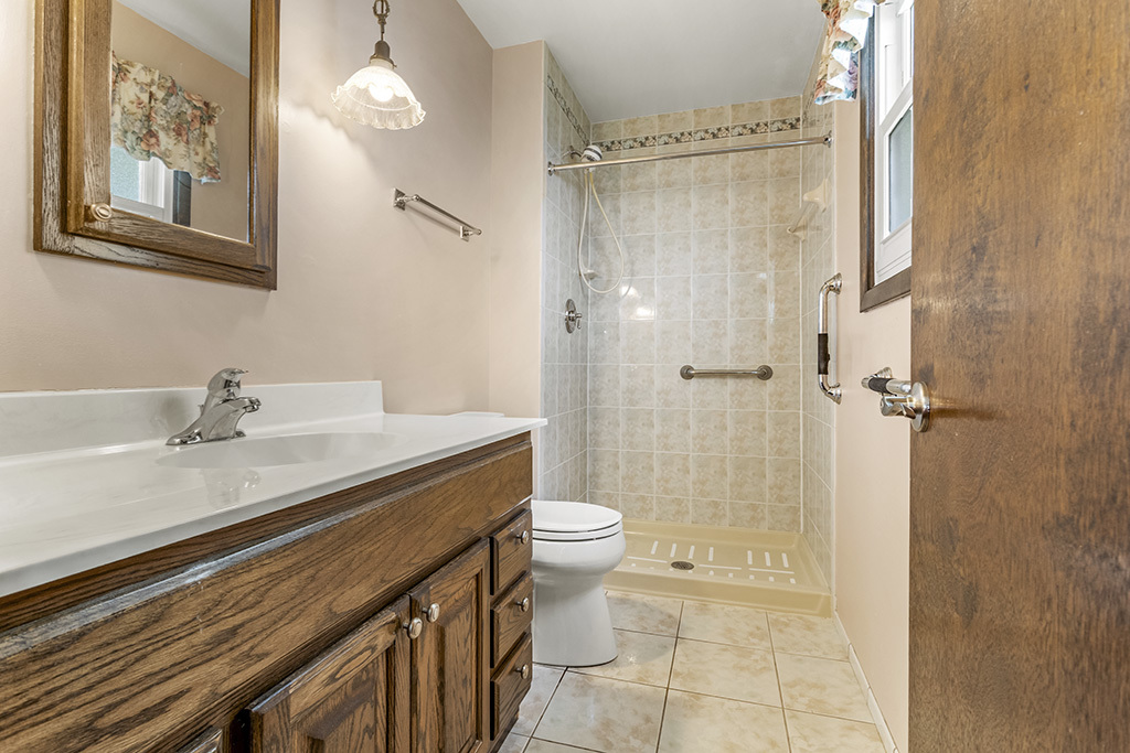 6066 Forestview Drive, Oak Forest, IL 60452