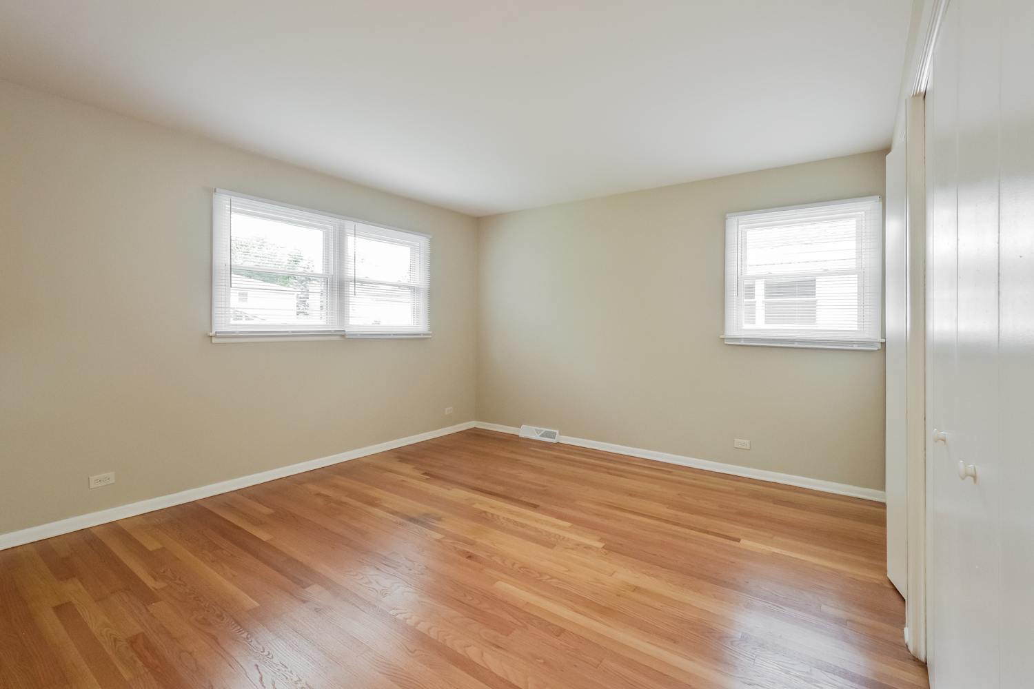 22 S RAMMER Avenue, Arlington Heights, IL 60004