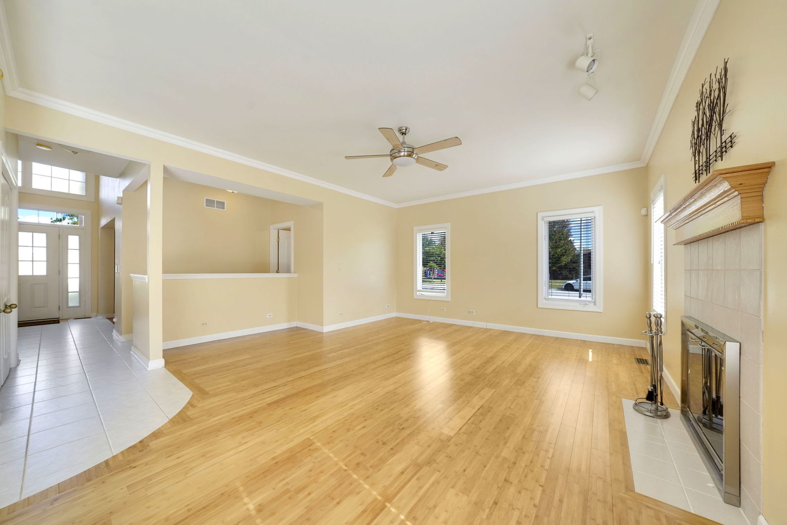 801 W Veterans Parkway, Addison, IL 60101