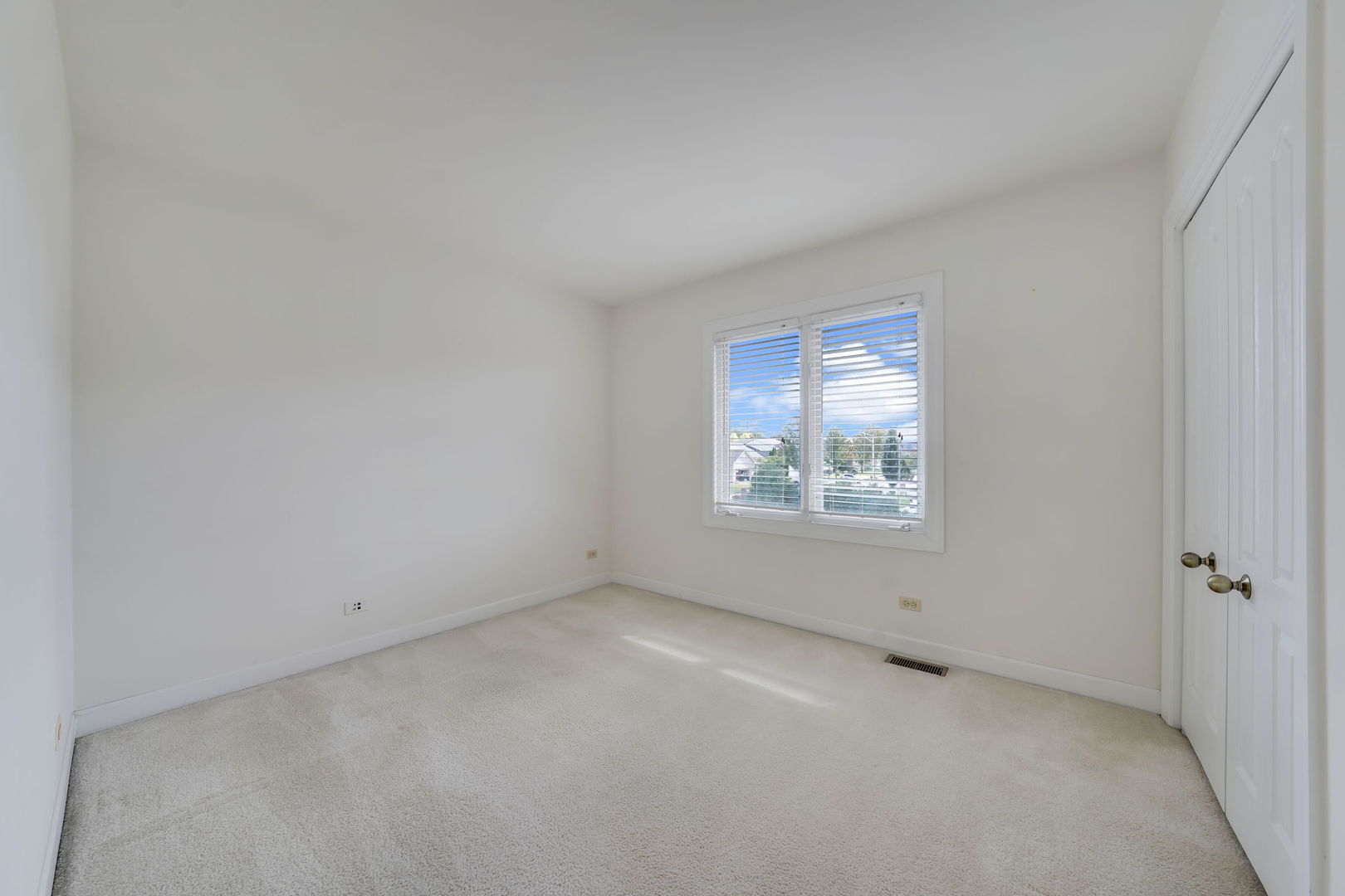 801 W Veterans Parkway, Addison, IL 60101