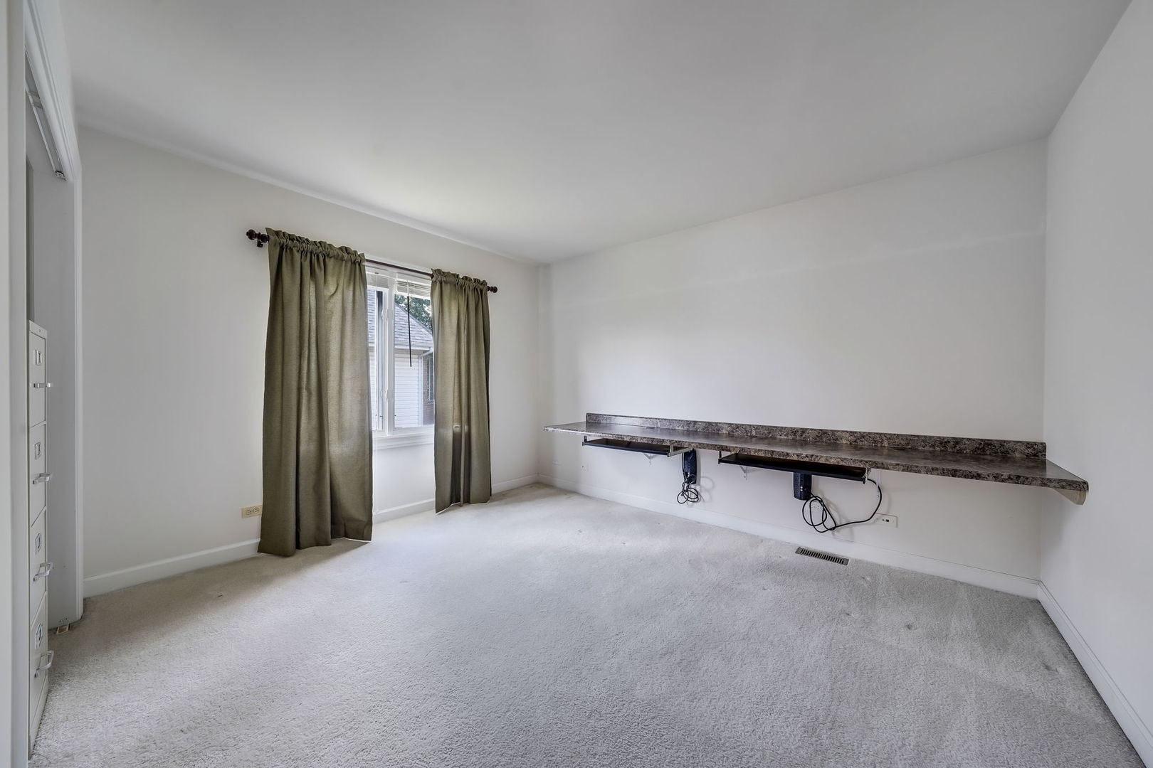 801 W Veterans Parkway, Addison, IL 60101