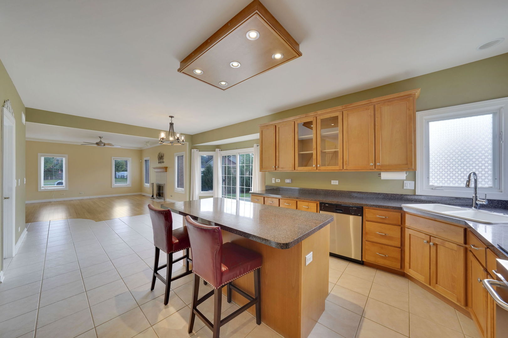 801 W Veterans Parkway, Addison, IL 60101