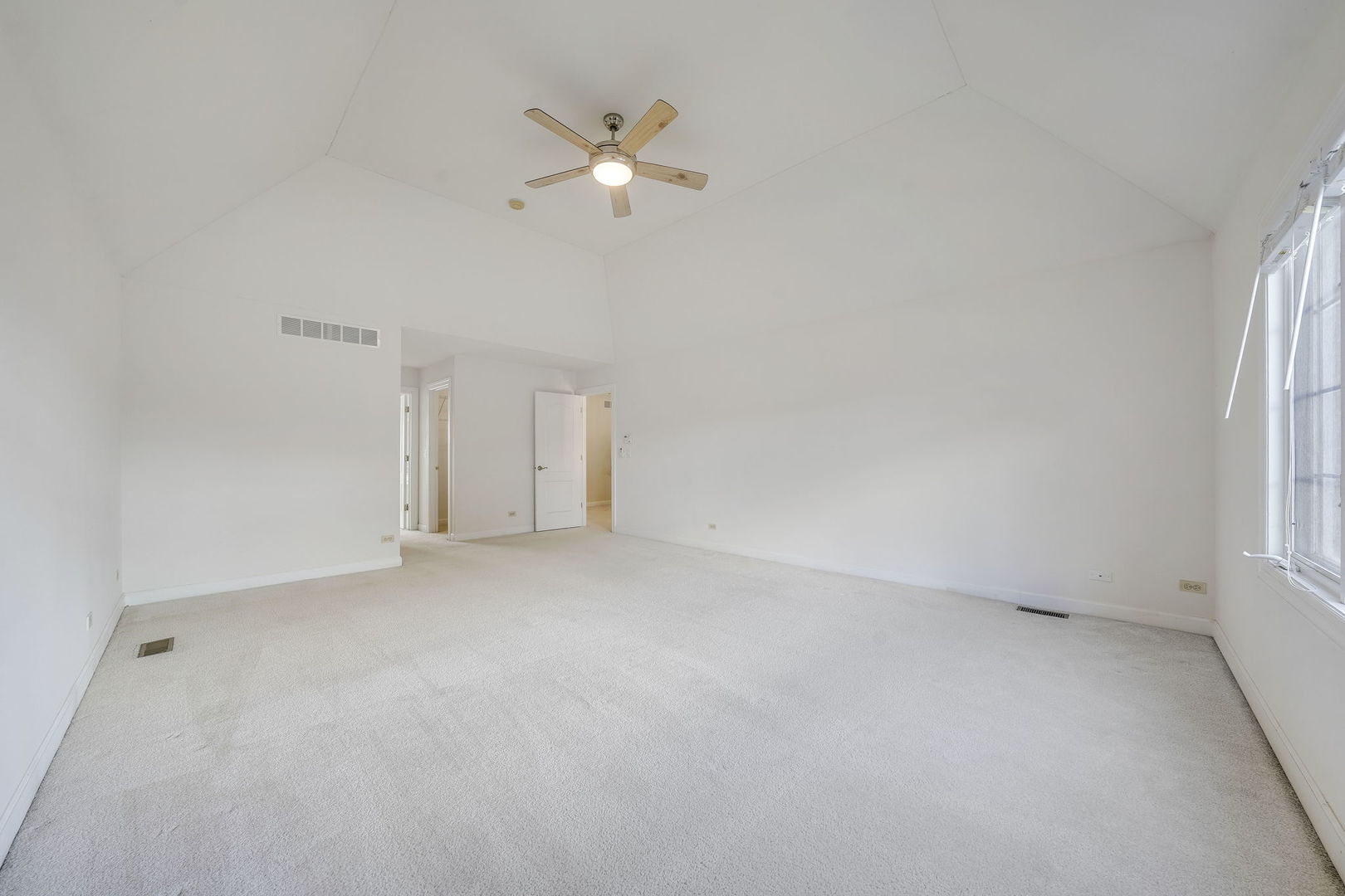 801 W Veterans Parkway, Addison, IL 60101