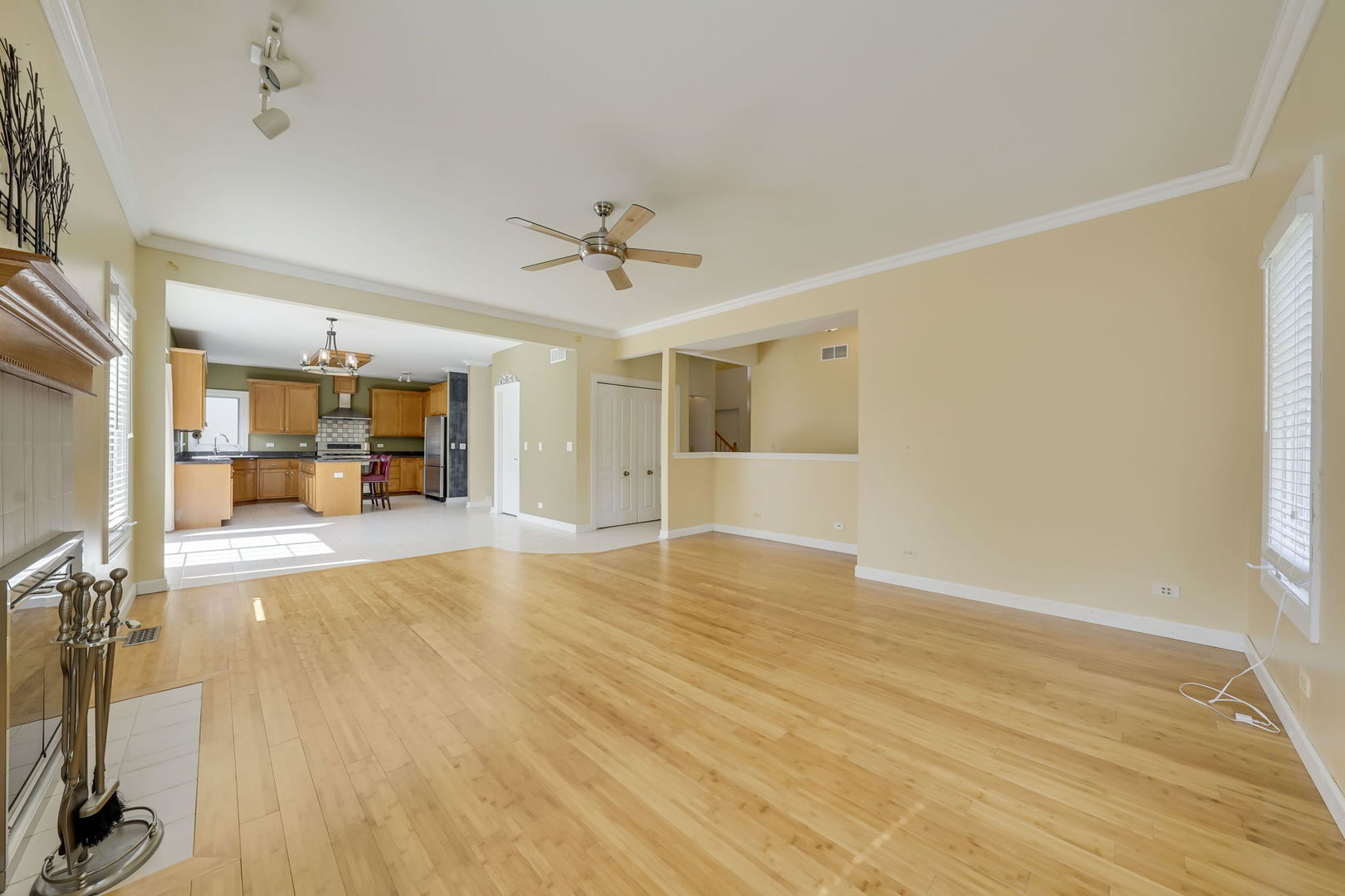 801 W Veterans Parkway, Addison, IL 60101