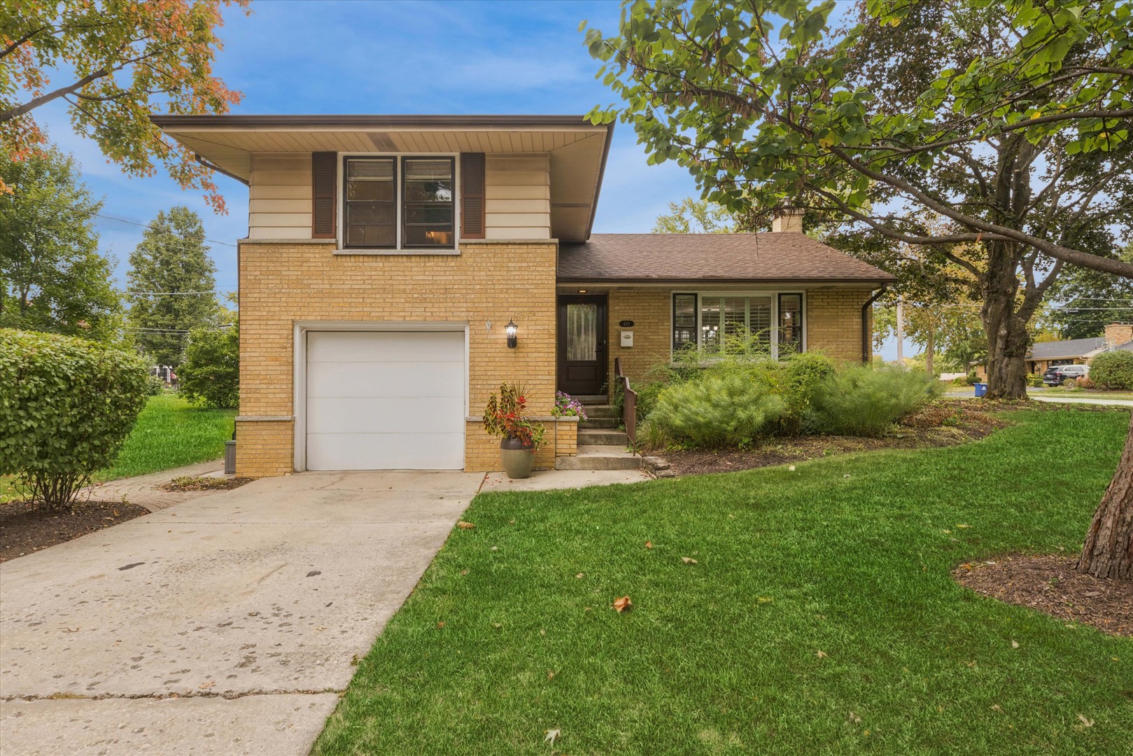 465 E Hillside Road, Naperville, IL 60540
