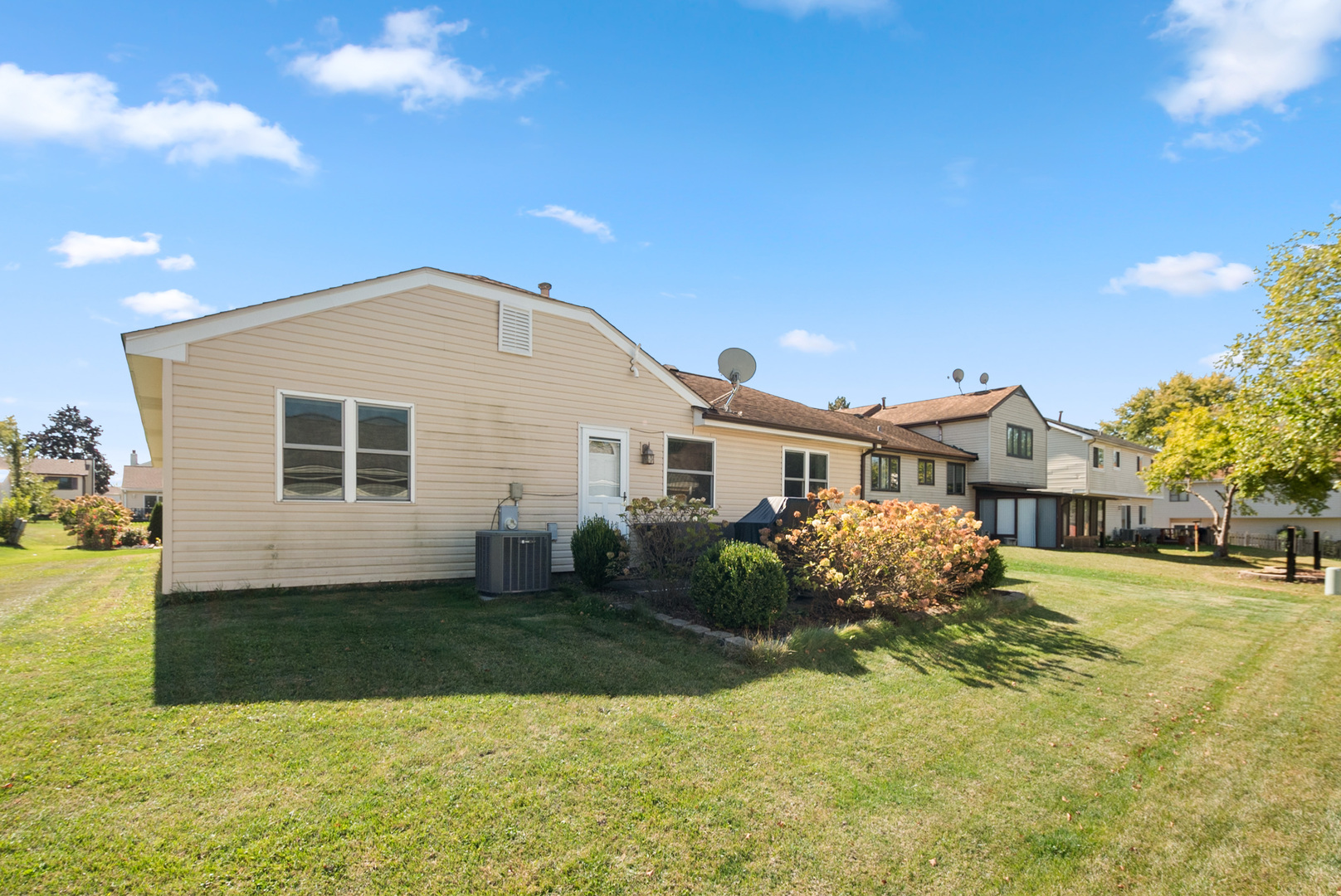 8 Warwick Court, Streamwood, IL 60107
