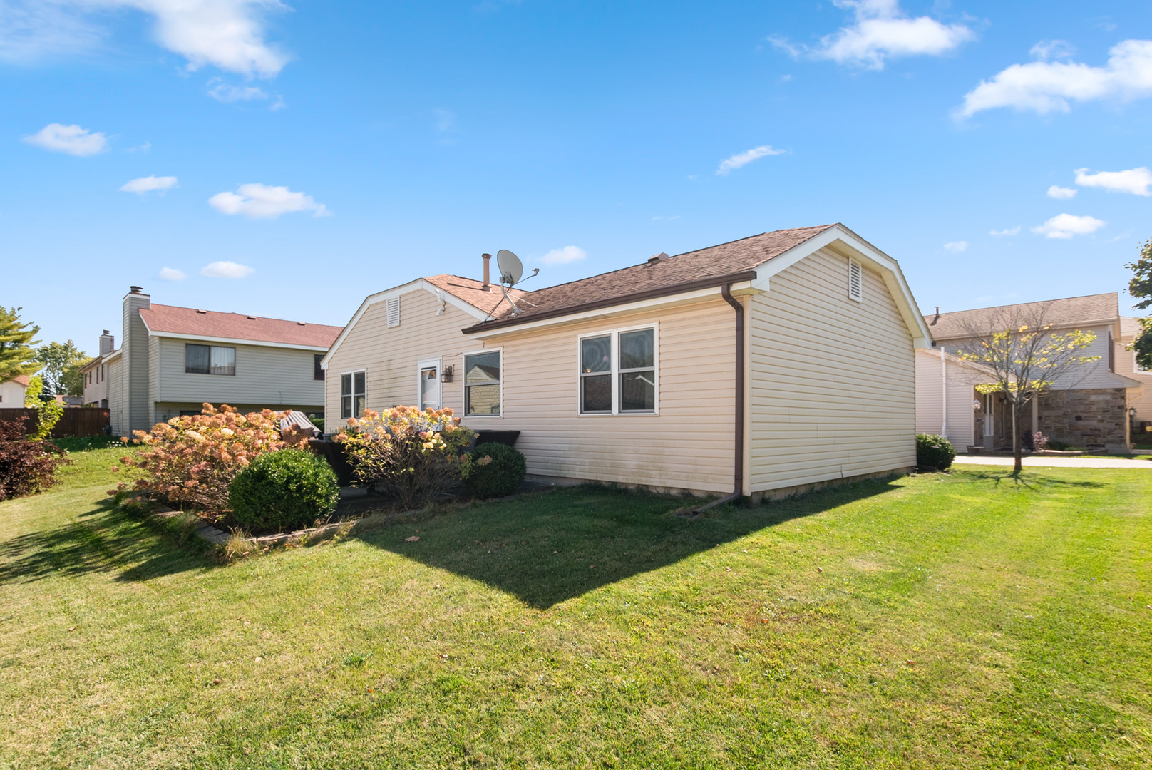 8 Warwick Court, Streamwood, IL 60107