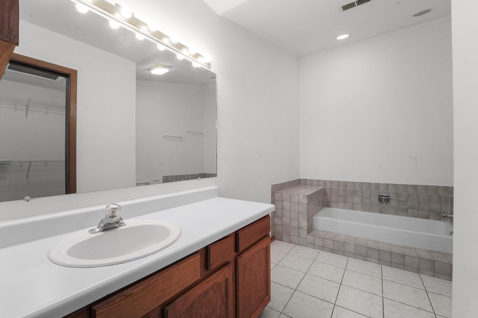 1505 Mercury Drive #6, Schaumburg, IL 60193